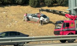 Bursa'da otomobil bariyerleri aşarak tarlaya uçtu