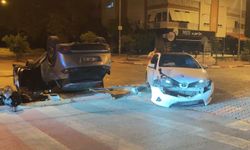 Çarpışmanın etkisiyle ters dönen otomobilden hafif yaralı çıktılar