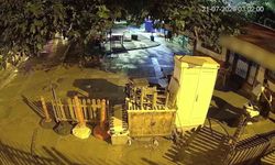 Çevreyi kontrol edip sandalyeye oturdu, park boşalınca motosikleti çaldı
