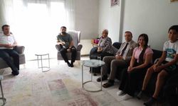 Cizre'de YKS'de başarılı olan öğrencilerin evlerine gidilip tebrik edildi