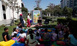 Çocuklar, Açık Hava Kütüphanesi'nde kitap okuma alışkanlığı kazanıyorlar