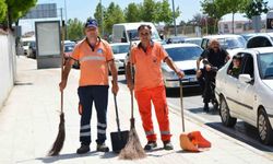 Çorum'da yolda kalan sürücünün yardımına belediye temizlik personeli koştu