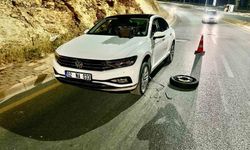 Çukura giren araçların lastikleri patladı