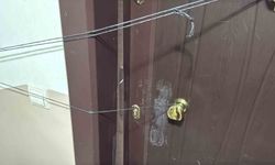 Daire kapısını kıran kasklı 3 şüpheli uyuşturucu dolu 3 koliyi kaçırdı