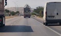 Damperi açık unutulan kamyon yön levhasını yıktı