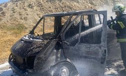 Denizli'de seyir halindeyken alev alan kamyonet kullanılamaz hale geldi