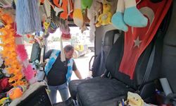 Depremde kız kardeşini ve babasını kaybeden belediye personeli, afetzede çocuklara çöp kamyonuyla mutluluk dağıtıyor