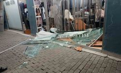 Direksiyon hakimiyetini kaybeden sürücü dükkana girdikten sonra firar etti