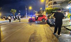 Direksiyon hakimiyetini kaybetti, karşı şeritteki otomobile çarptı: 4 yaralı