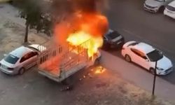 Diyarbakır'da park halindeki kamyonet alevlere teslim oldu