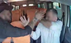 Durdurdukları sürücüyü defalarca yumrukladılar