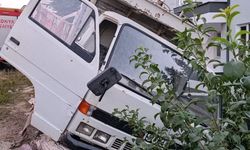 Durdurmaya çalıştığı kamyonetle korkuluk arasında sıkışan genç operasyonla kurtarıldı