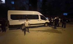 Düşen sis meşalesini almak isteyen çocuk minibüsün altında kaldı