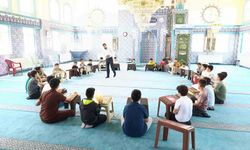 Edremit Şehitlik Camii Yaz Kur'an kursu öğrencilerine bağımlılıkla mücadele semineri
