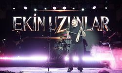 Ekin Uzunlar sahnede kemençe şov yaptı