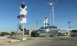 Elazığ'da tren yolunda kazaya davetiye çıkaran anlar