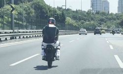 Elektrikli tek tekerli scooter üzerinde tehlikeli yolculuk kamerada