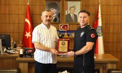 Emekliye ayrılan polis memuruna veda plaketi