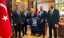 Erciyes 38 FK'dan MHP Genel Başkanı Devlet Bahçeli'ye forma hediyesi