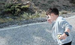 Erzincan'da minik çocuk ilk kez yılanla karşılaştı: Şaşkınlıkla baktı, cesaretle izledi