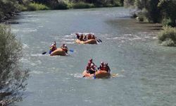 Erzurum'da rafting yarışları nefes kesti: Alabora olan botlar kıyasıya yarıştı