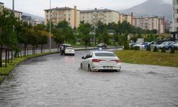 Erzurum'da yağış trafiği felç etti