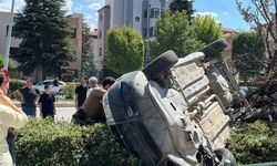 Eskişehir'de araç, çarptığı ağacı devirip takla attı