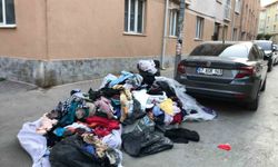 Eskişehir'de kaldırımı kapatan kıyafet yığını dikkat çekti