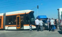 Eskişehir'de tramvay ile araç çarpıştı, seferlerde aksama yaşandı