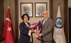 ESOGÜ Rektörü Prof. Dr. Emine Gümüşsoy devir teslim töreninin ardından görevine başladı
