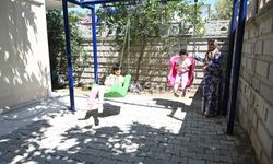 Evlerinin önü parka dönüştürüldü: 3 engelli kardeşin evinin bahçesine salıncak kuruldu