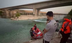 Fırat Nehri'nde su seviyesinin yükselmesi ile mahsur kalan 10 kişi kurtarıldı