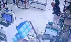 Fırtınada camları patlayan eczanedeki panik anları kameraya yansıdı