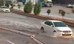 Gaziantep'te sağanak yağış cadde ve sokakları göle çevirdi