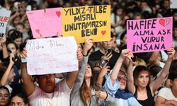 Gaziosmanpaşa'da Yıldız Tilbe, İstiklal Marşı'nı 200 bin kişiyle okudu