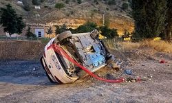Gelin aracının lastiği patladı, otomobil takla attı