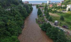 Giresun'da sel sularına kapılan anne ile kızını arama çalışmaları havadan görüntülendi