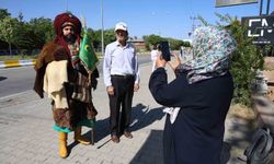 Giydiği Selçuklu kıyafetiyle, Konya'dan Ahlat'a Cumhurbaşkanını görmek için geldi