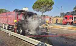 Gönen'de alevlere teslim olan kamyon kullanılamaz hale geldi
