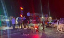 Hafif ticari araçla çarpışan SUV yan yattı: 1'i ağır, 1'i bebek, toplam 7 yaralı