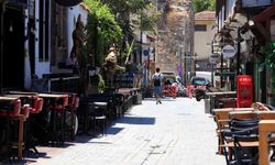 Hava kararınca nüfusunun 100 katını ağırlıyor