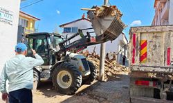 Hisarcık'ta riskli metruk bina kontrollü şekilde yıkıldı