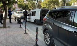 Husumetlisini sokak ortasında bıçaklayarak öldürdü: Saldırı anı kamerada