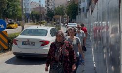 İnşaat paravanı kaldırımı kapattı, yayalar trafiğin ortasında kaldı