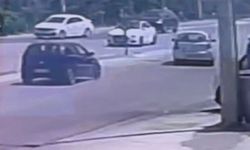 Işıkta aniden şerit değiştiren araca, otomobil çarptı