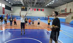İşitme engelli Koç Fikret Sözen, parkenin yıldızlarını yetiştiriyor