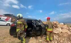 İskenderun'da kayalıklara çarpan otomobilin sürücüsü yaralandı