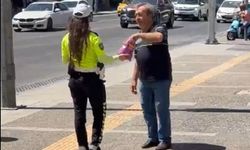 İzmir'de trafik polisi Mevlit Kandili'nde çikolata dağıttı