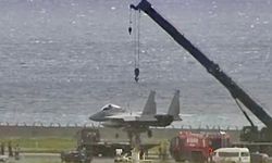 Japonya'ya ait F-15 savaş uçağı, acil inişin ardından sol kanadının üzerine yattı