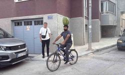 Kafasında 40 kiloluk karpuz varken bisiklet sürüyor, halay çekiyor, koşuya katılıyor